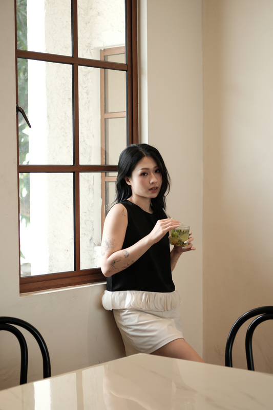 Léa Ruffle Hem Top in Black