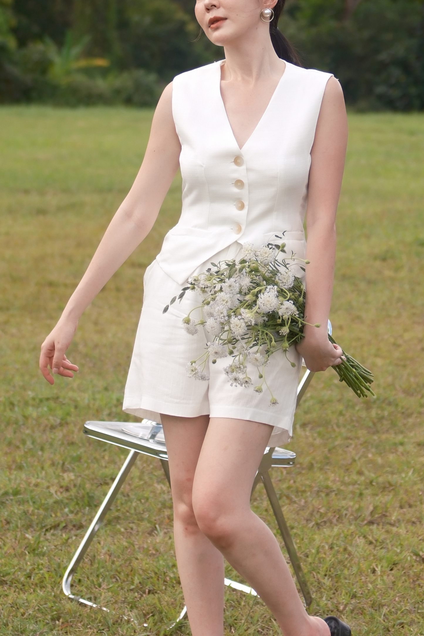 Colette High-Waisted Linen Shorts in Ivory
