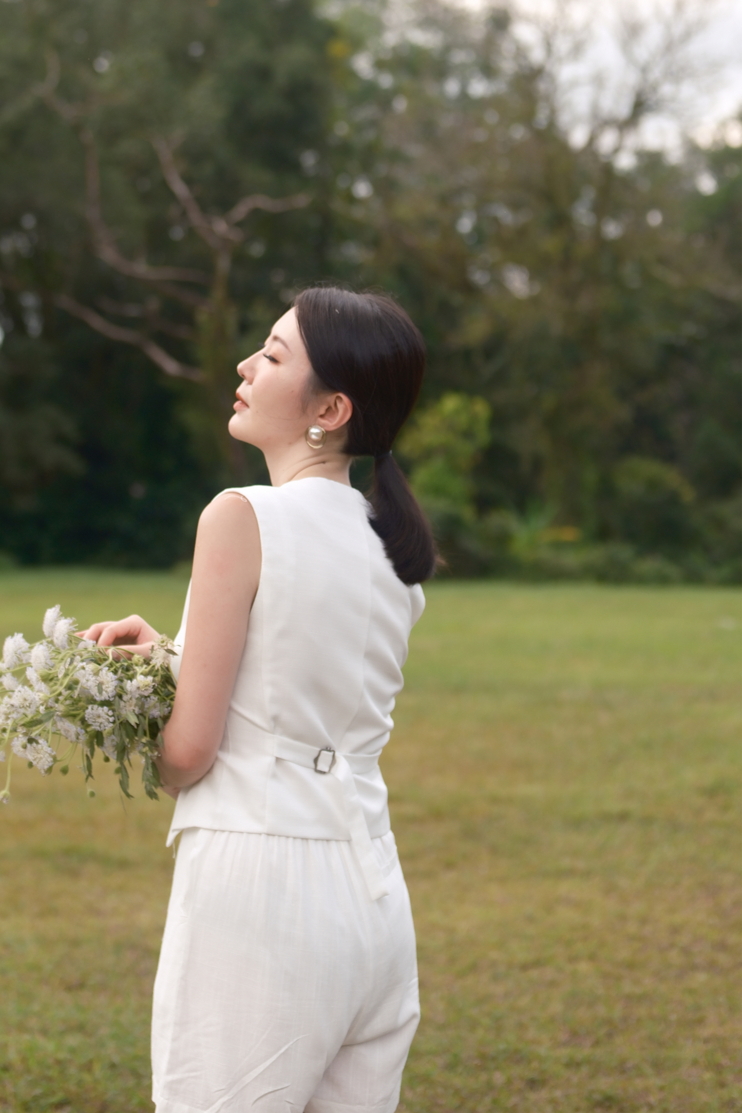 Colette High-Waisted Linen Shorts in Ivory