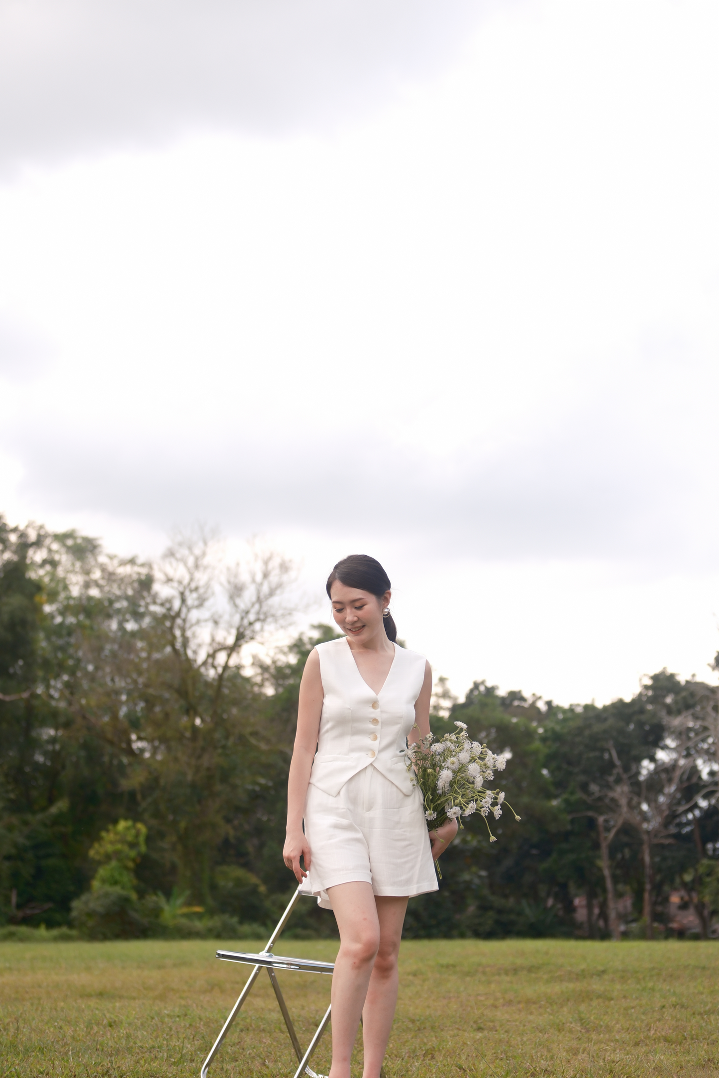 Colette High-Waisted Linen Shorts in Ivory