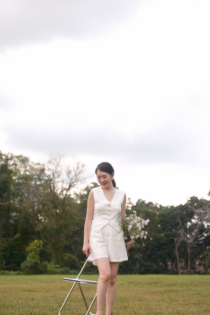 Colette High-Waisted Linen Shorts in Ivory