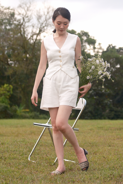 Colette High-Waisted Linen Shorts in Ivory