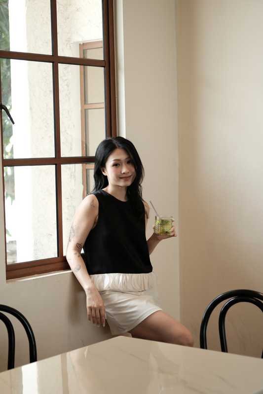 Léa Ruffle Hem Top in Black