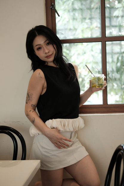 Léa Ruffle Hem Top in Black