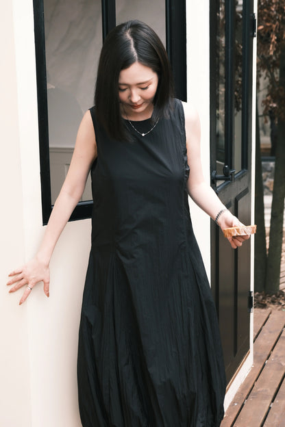 Amélie Cloud Hem Midi Dress in Black